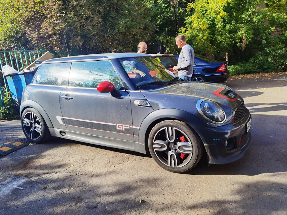 Грязный, но гордый автомобиль) и уже со свежим маслом внутри. — MINI John Cooper Works GP (R56)