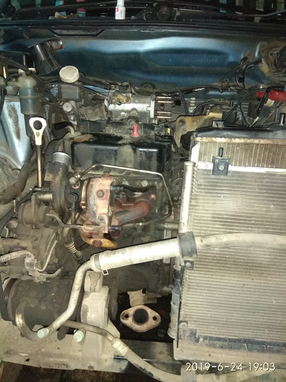 Снимаем каталик и откладываем его в сторону, с ним отдельная история — Mitsubishi eK (1G)