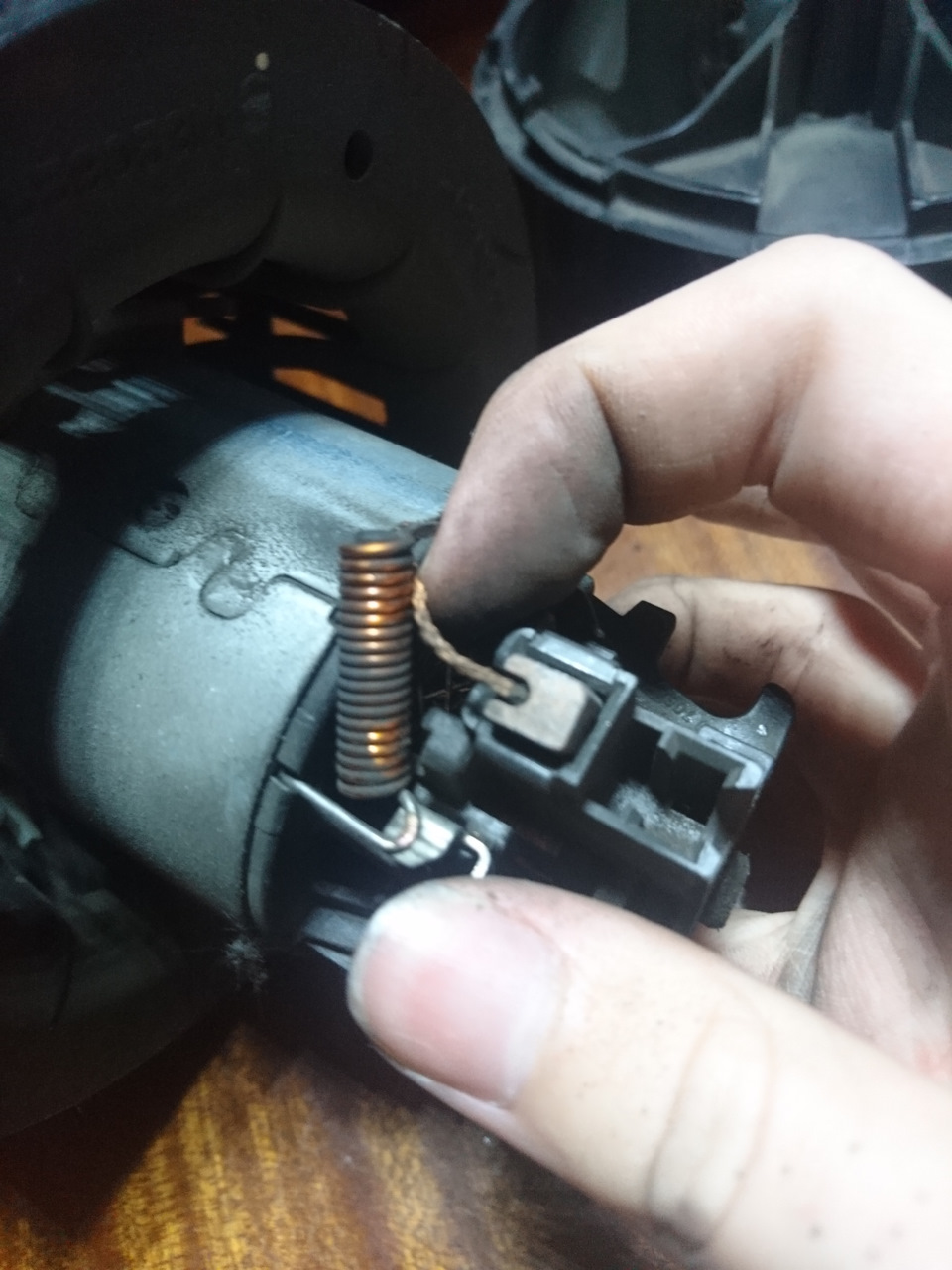 Вынимаем старые щётки — Nissan Note (1G)