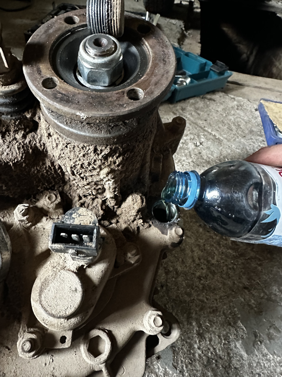 Залил такое же масло что и в кпп фирмы Cupper обьемом 0,8л. — Lada 4x4 3D