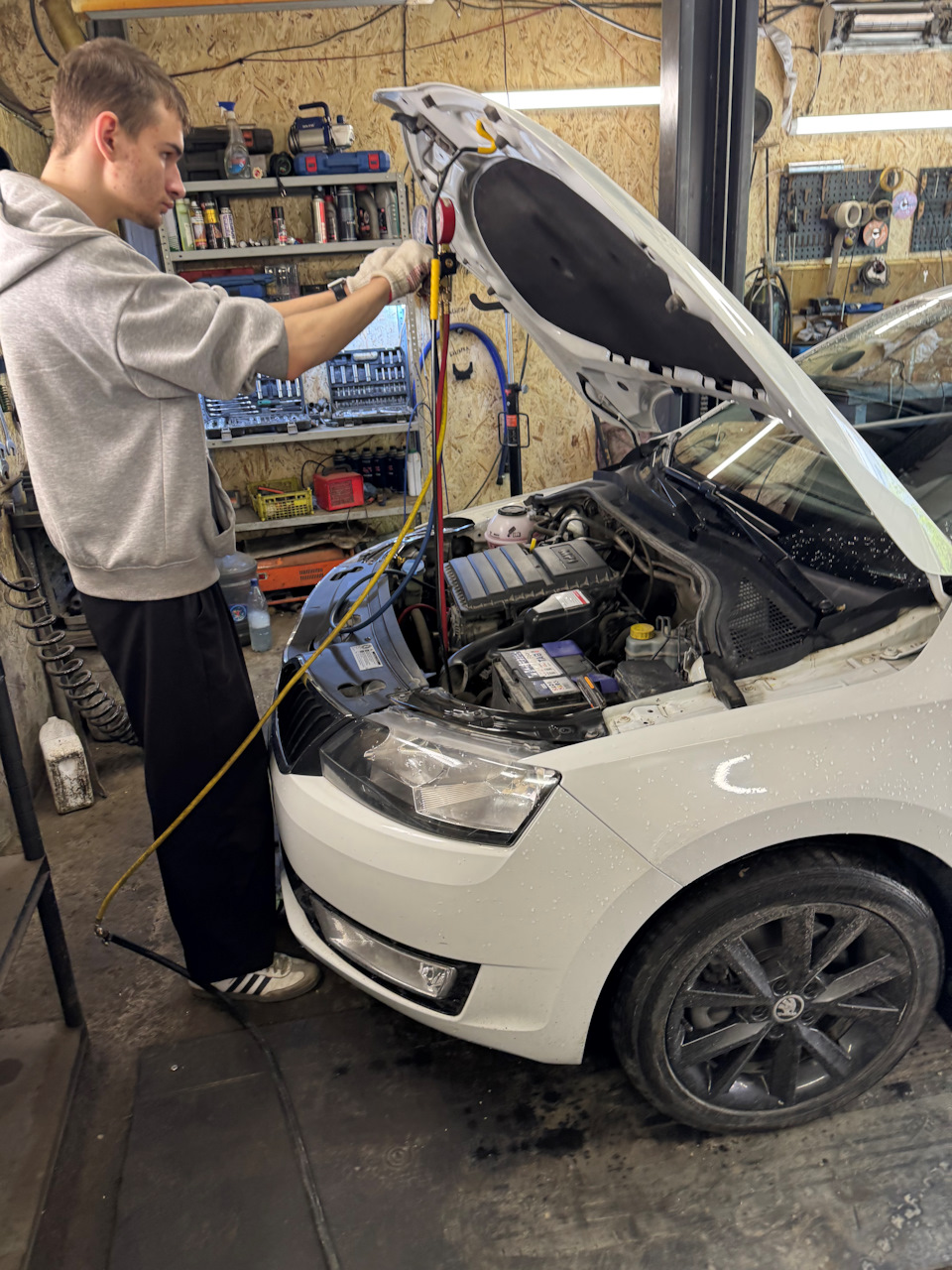 Дозаправка кондиционера — Skoda Rapid (1G)