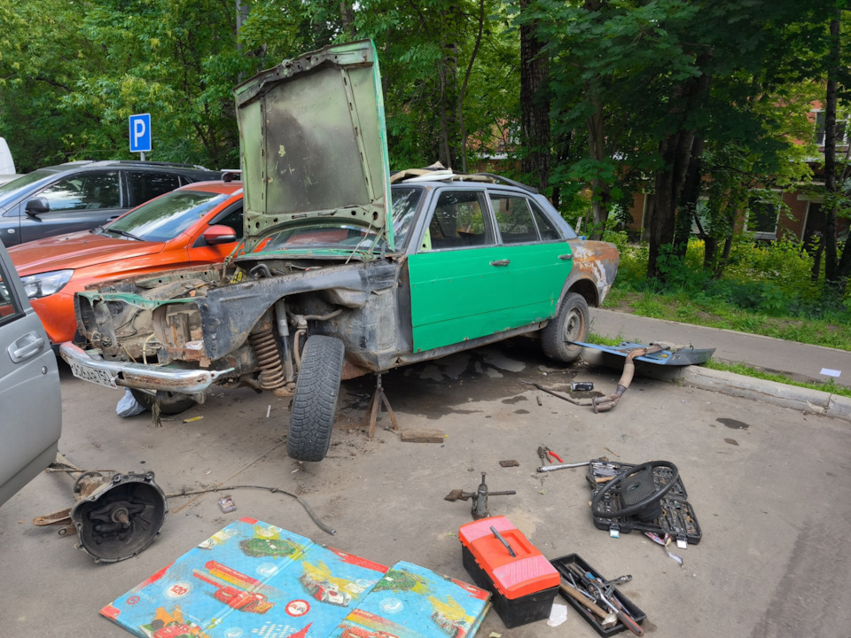 Демонтаж коробки и ходовой — Mercedes-Benz W123