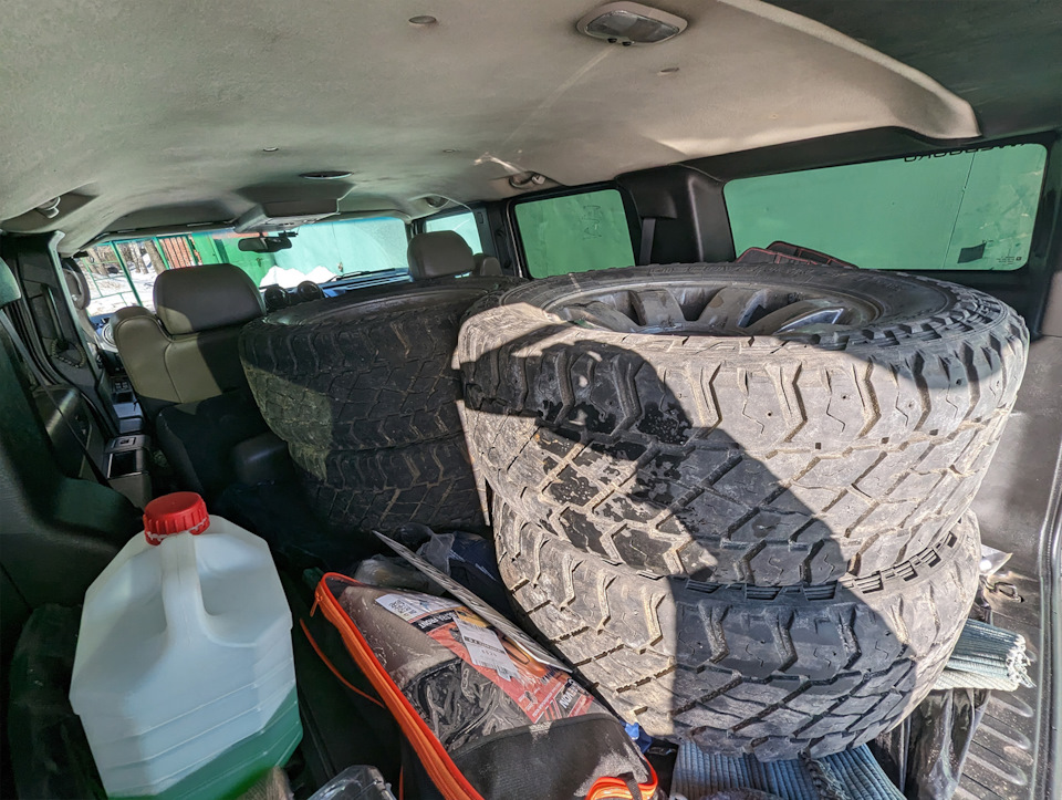 4 колеса в багажнике, вид сзади — Hummer H2
