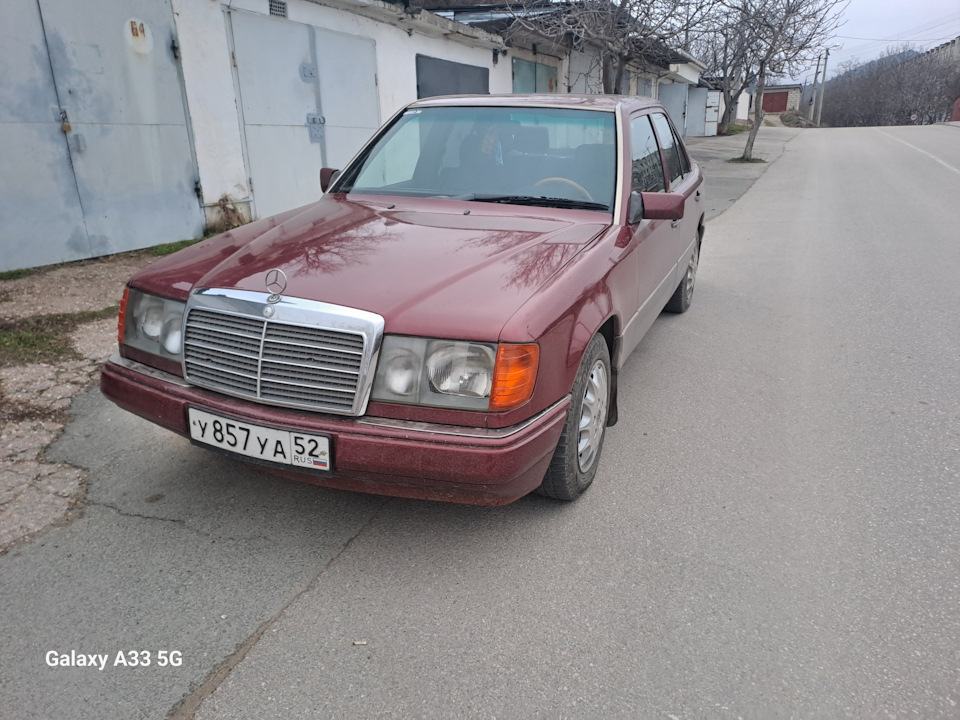 На фото на крыле не хватало болтов на крыле. Я докупил болты на авторынке и крыло встало ровнее, дальше от капота . — Mercedes-Benz E-Class (W124)