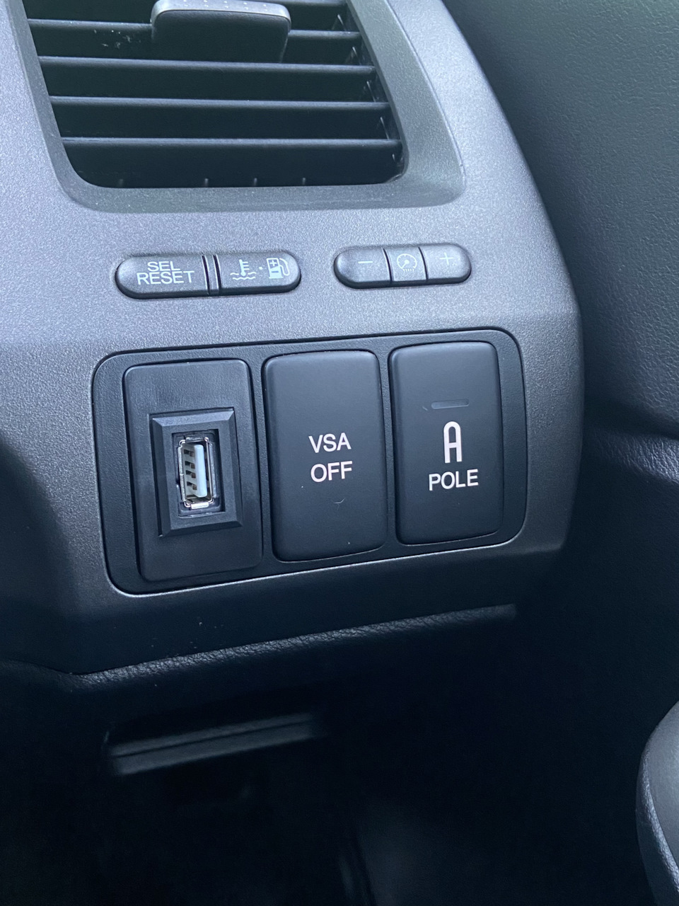 Выведенный USB разъем вместо штатной заглушки — Honda Civic Hybrid (2G)