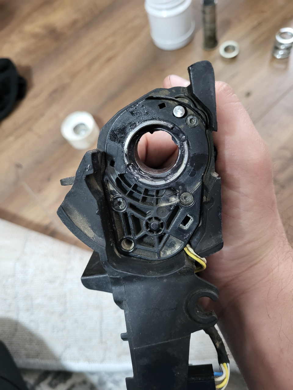 Добрались до механизма, который держится на 3 саморезах — Toyota Highlander (XU50)