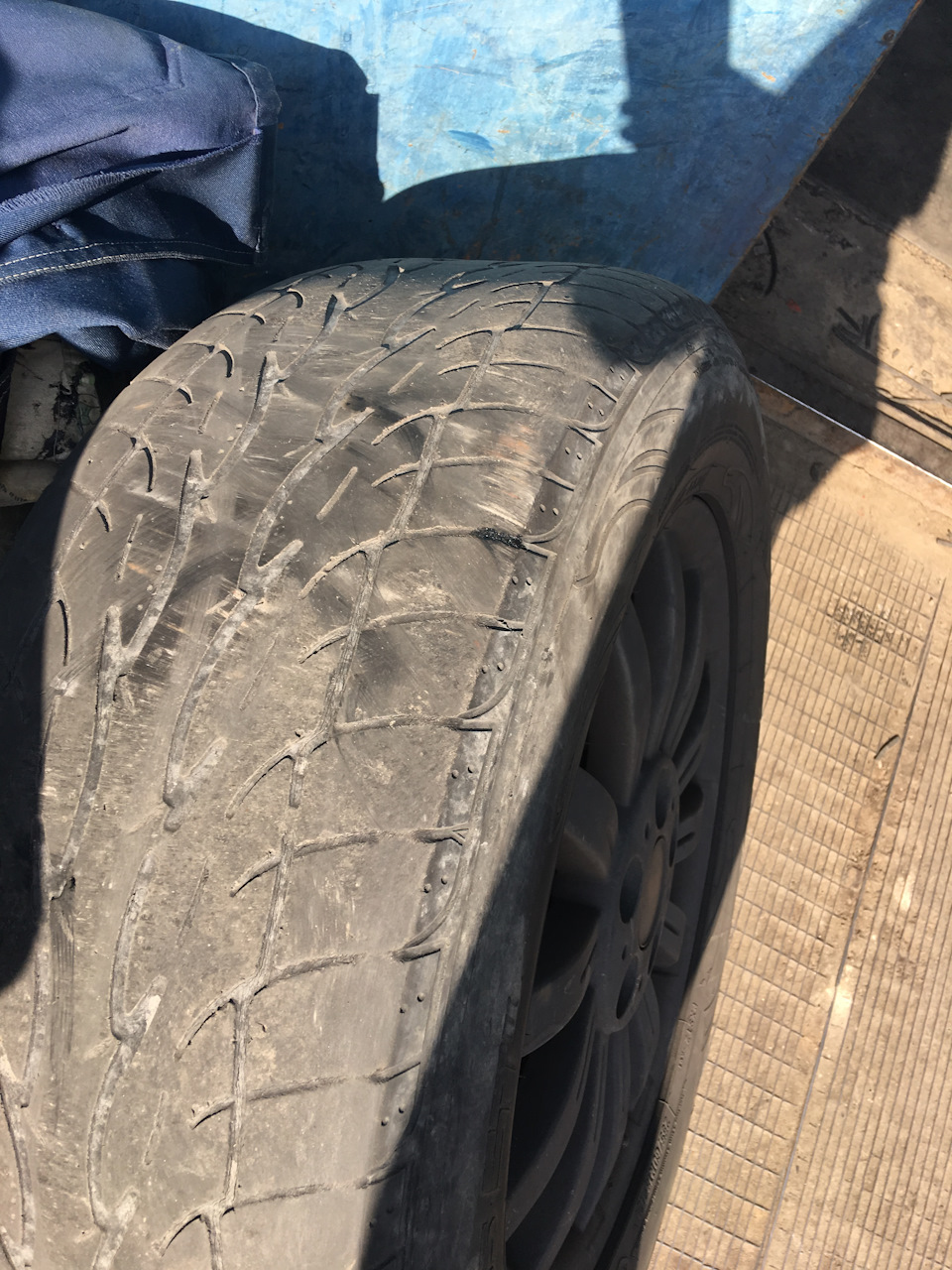 Да, в принципе может и легла из-за «уставшей» резины…))))) — Land Rover Discovery III