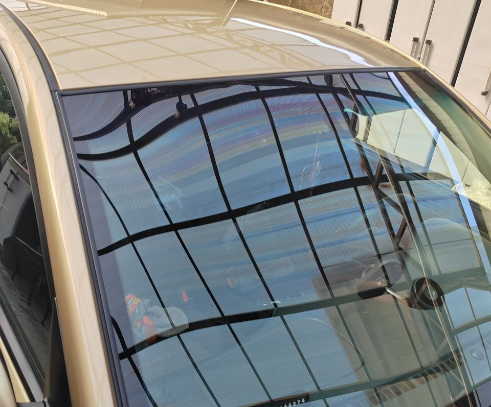 Вот фотка как я чистил лобовое перед антидождем: регистратор незаметен — KIA Rio (2G)