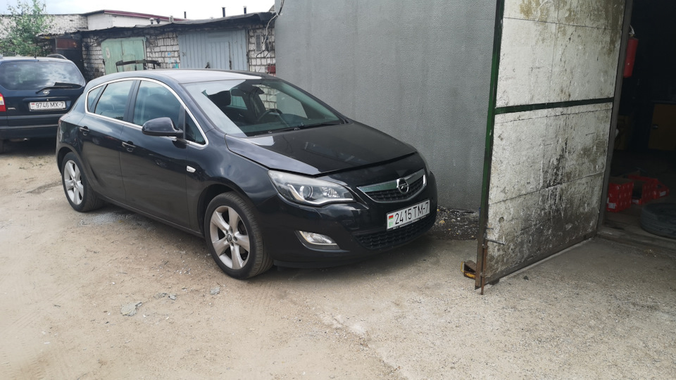 Стоит прогревается) чтобы вышел весь воздух из системы охлаждения. — Opel Astra J