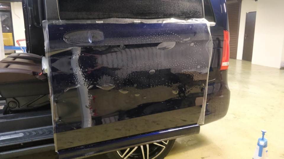 На дверях ручки снимали и клеили одним целым куском — Mercedes-Benz V-Class (W447)