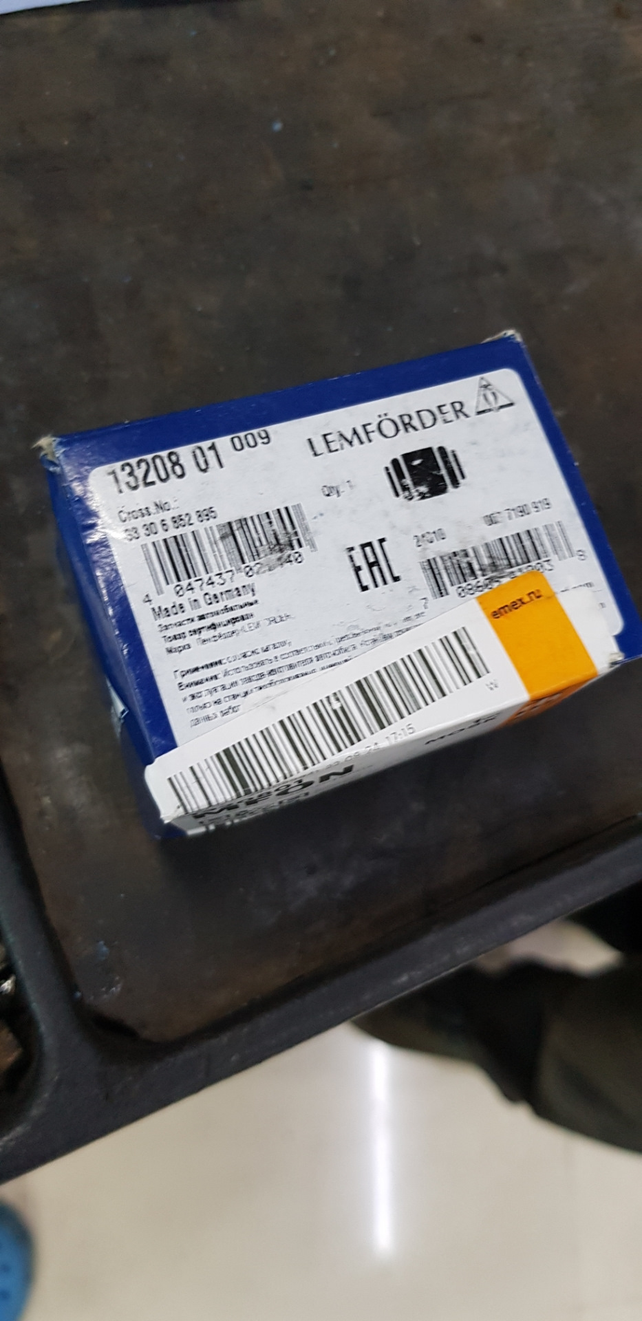 А вот его красивая коробочка с наклейкой из Emex :) — Land Rover Discovery Sport (1G). Запчасти на фото: 1320801, 6852896