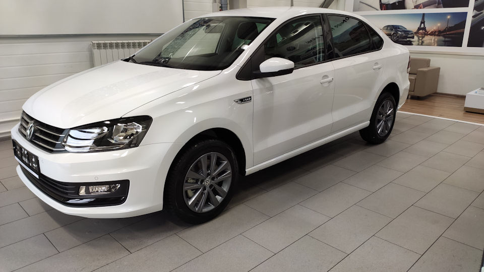 Volkswagen Polo Sedan Белый половичек)