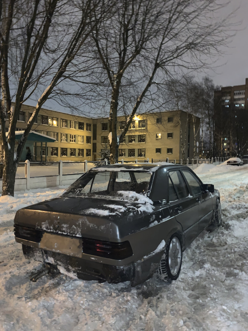 Оторвали случайно усилитель, ну и слава богу, не прийдется пилить его весной — Mercedes-Benz 190 (W201)