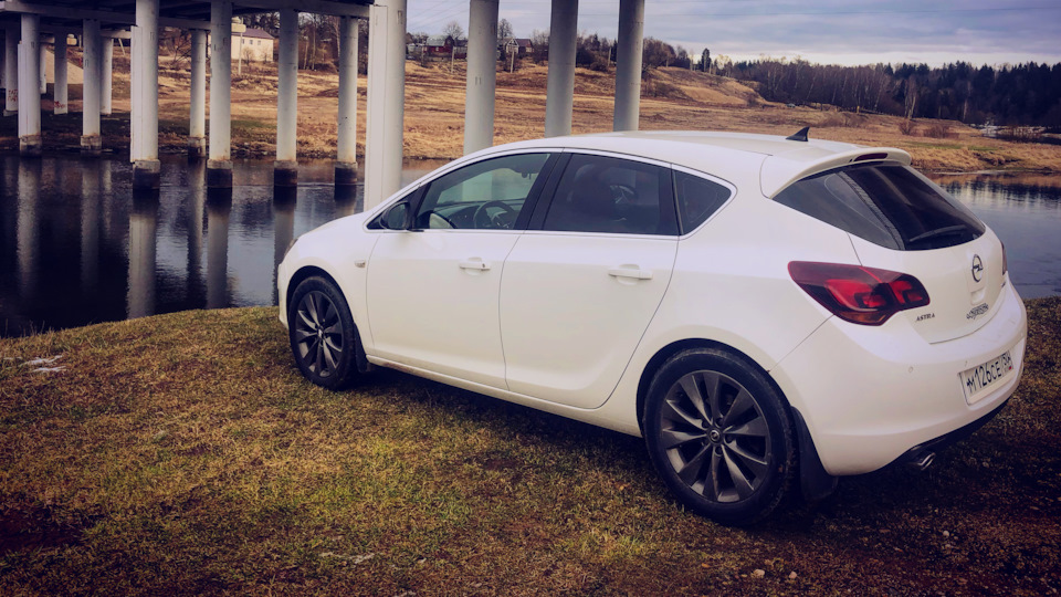 Opel Astra White Snow