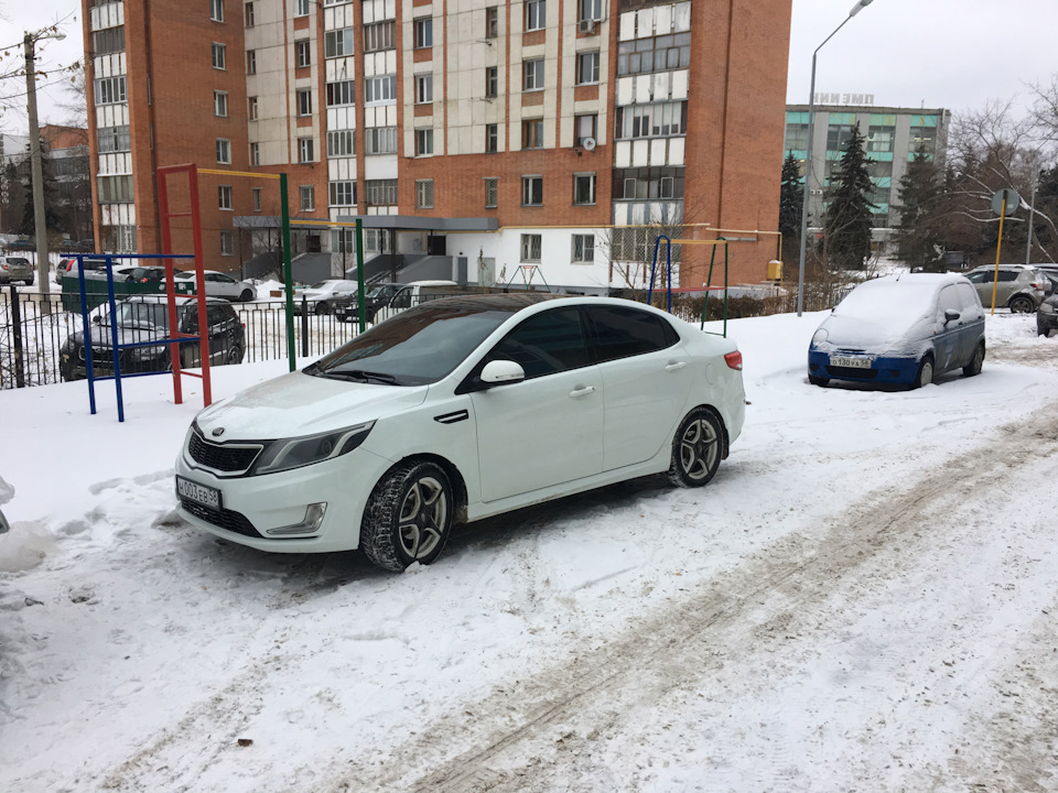 Стоит мёрзнет) — KIA Rio (3G). Запчасти на фото: 10130700