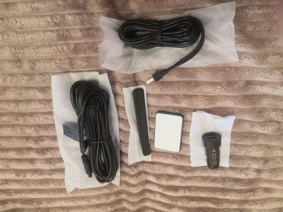 USB — порт в розетку, лопатка, два провода для двух регистраторов и подложка — фиксатор для основного регистратора. — Honda Shuttle (2G)
