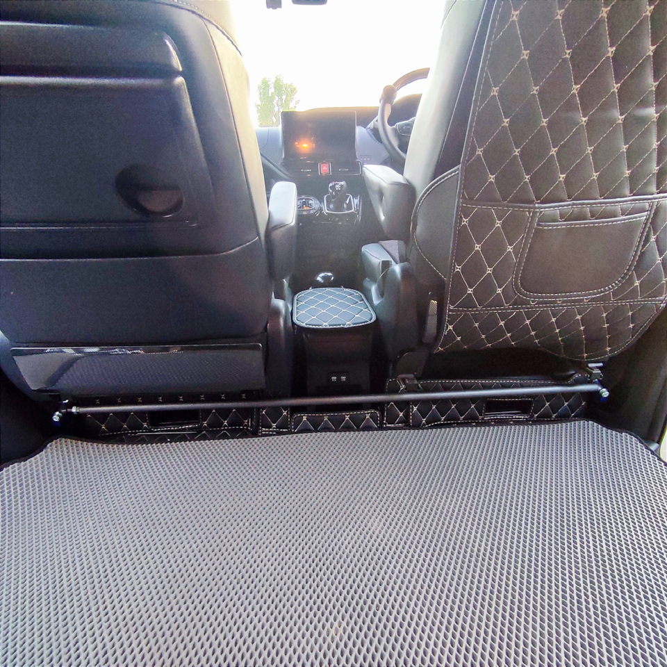 Вид со второго ряда. — Toyota Noah (3G)