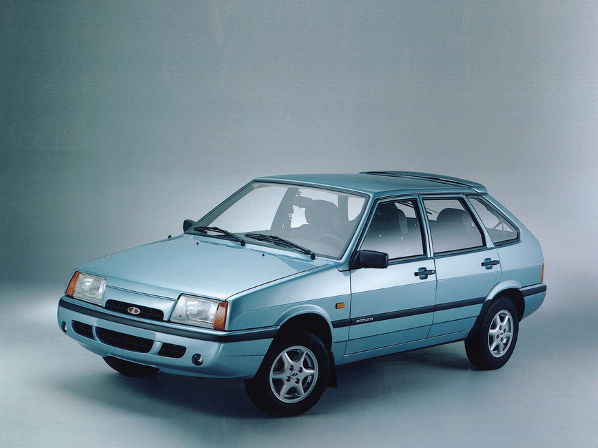 Lada Samara Baltic На финском заводе Valmet Automotive с 1996 по 1998 год производилась одна из самых известных экспортных моделей — Lada Samara Baltic. Финны основательно доработали машину, и предлагали ее европейским потребителям в двух основных комплектациях. «Люксовая» модификация GL заметно отличалась от «исходника» даже снаружи. Угловатые формы «зубила» несколько смягчили простыми приёмами, установив округлые бамперы в модном в середине девяностых годов стиле «биодизайн». Облагородили интерьер. — Lada 2114
