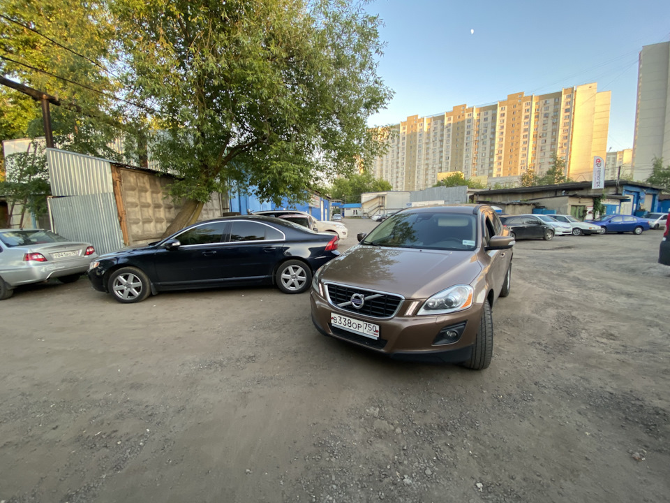 После ремонта и всех испытаний. Слева тоже наша синяя. — Volvo XC60 (1G)