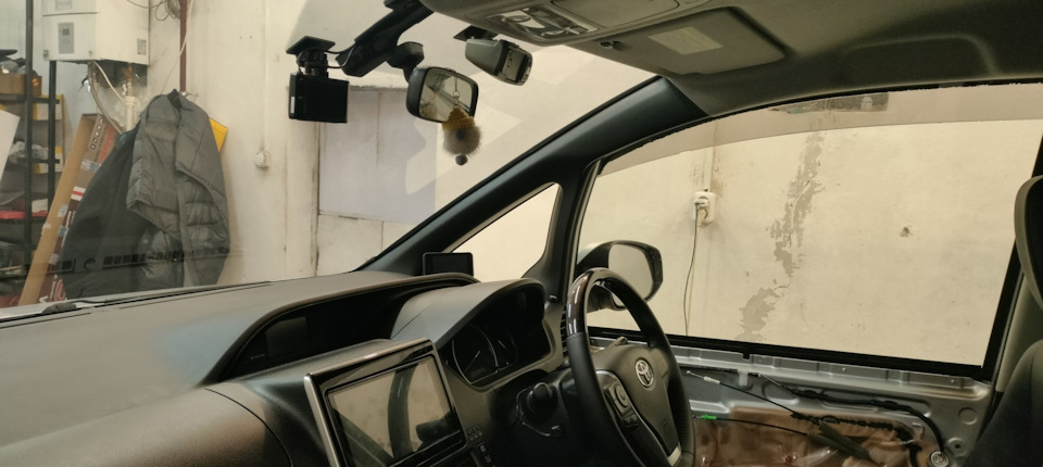 Вот так установлен…фото с процесса тонировки) — Toyota Esquire