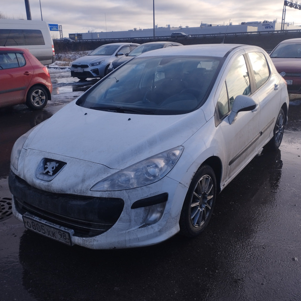 Фото с парковки на работе после ДТП — Peugeot 308 (1G)