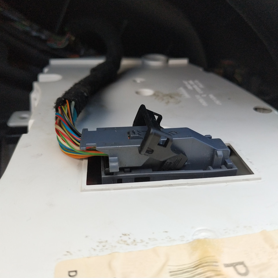 Отжимаем фиксатор наверх — Ford C-Max I