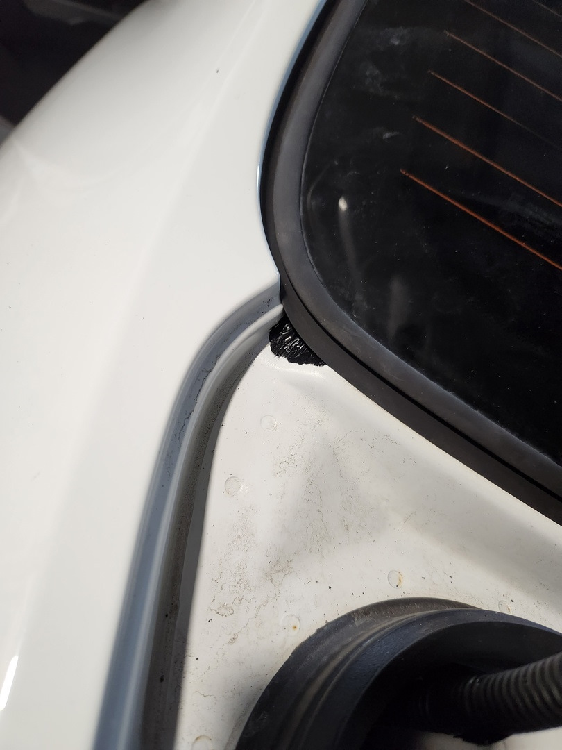 слева — KIA Rio (3G)