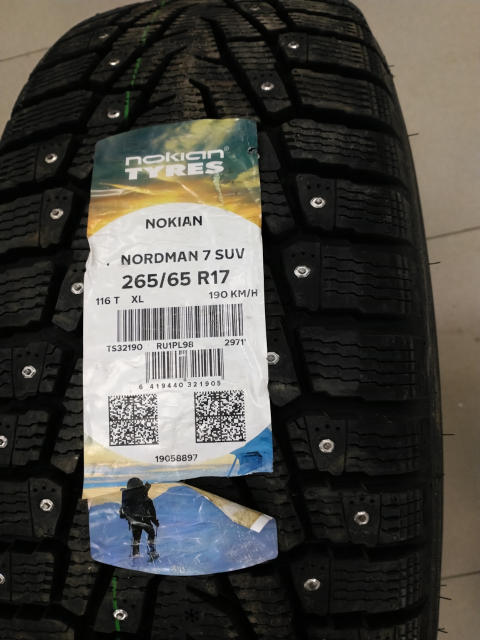 Фото в бортжурнале Toyota Fortuner (1G). Запчасти на фото: 321905, Nokian Tyres Nordman 7 SUV 265/65R17