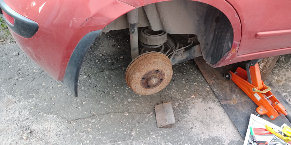 Снял колесо. — Nissan Note (1G)
