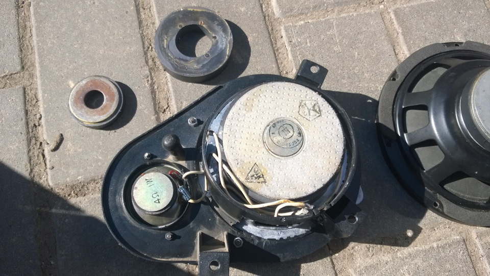 хороший внушительный магнит, из-за которого пришлось кромсать подиум — Ford Escort Mk5