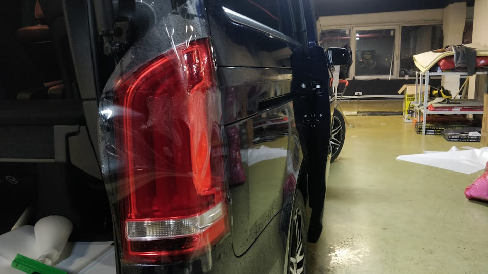 Задние фонари и фары тоже были оклеены бонусом — Mercedes-Benz V-Class (W447)