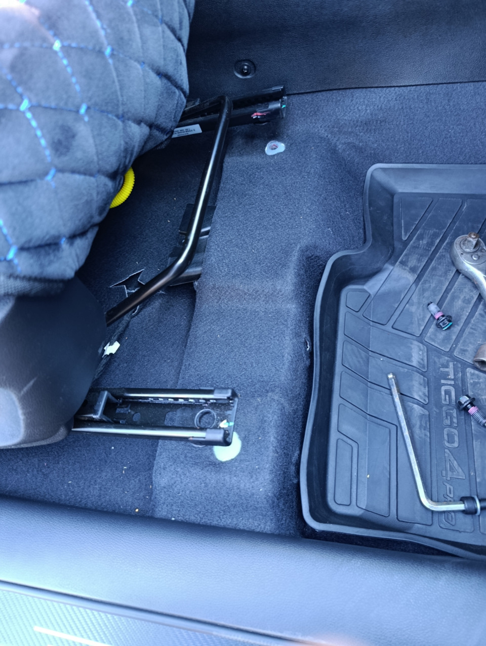 открутить передние болты — Chery Tiggo 4 Pro