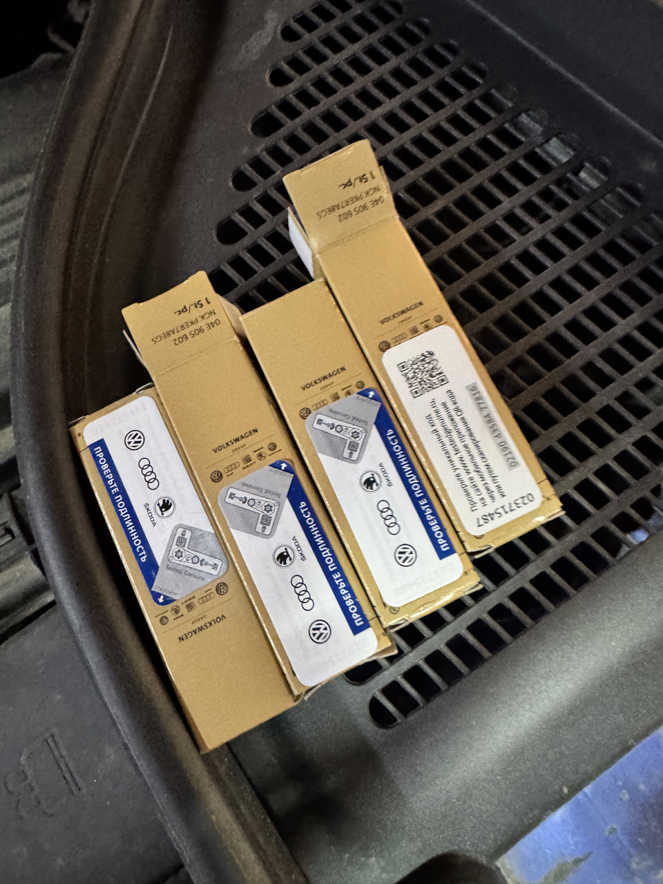 Новые свечи — Skoda Karoq. Запчасти на фото: 04E905602