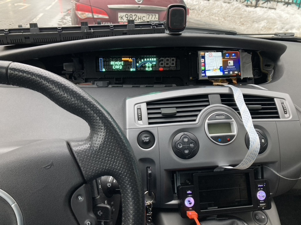 Дисплей и магнитола на своём месте, провода пока снаружи — Renault Scenic II