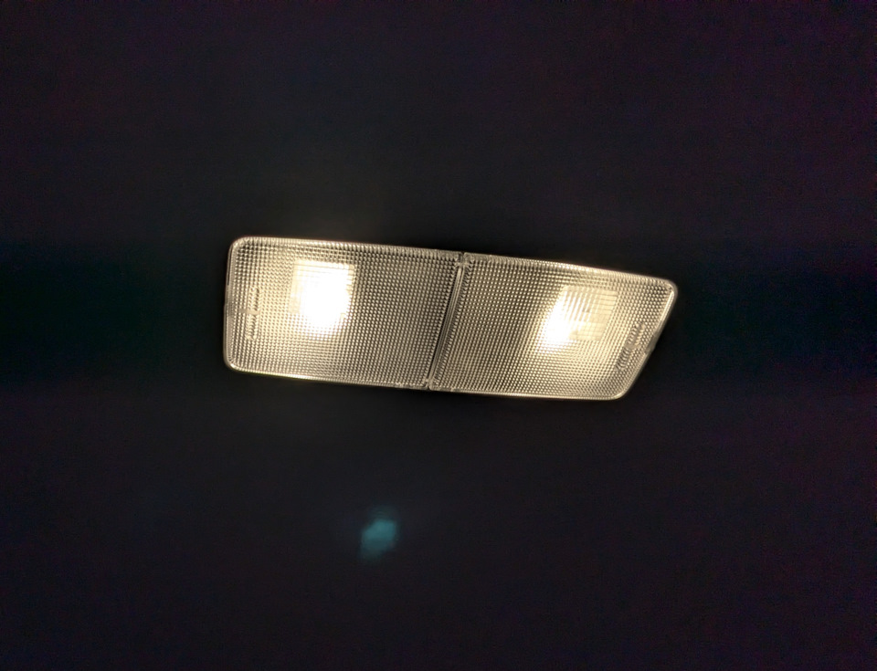 Задний двухклавишный плафон уже с LED-лампами. — Toyota Corolla Touring