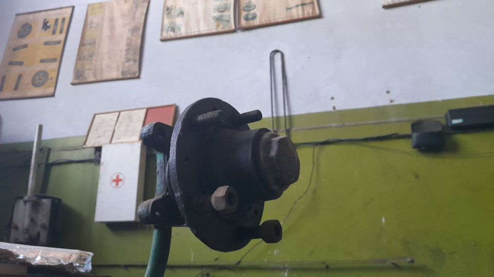 волговская ступица, в сборе с подшипниками на вваренном в треногу поворотном кулаке — ГАЗ 21