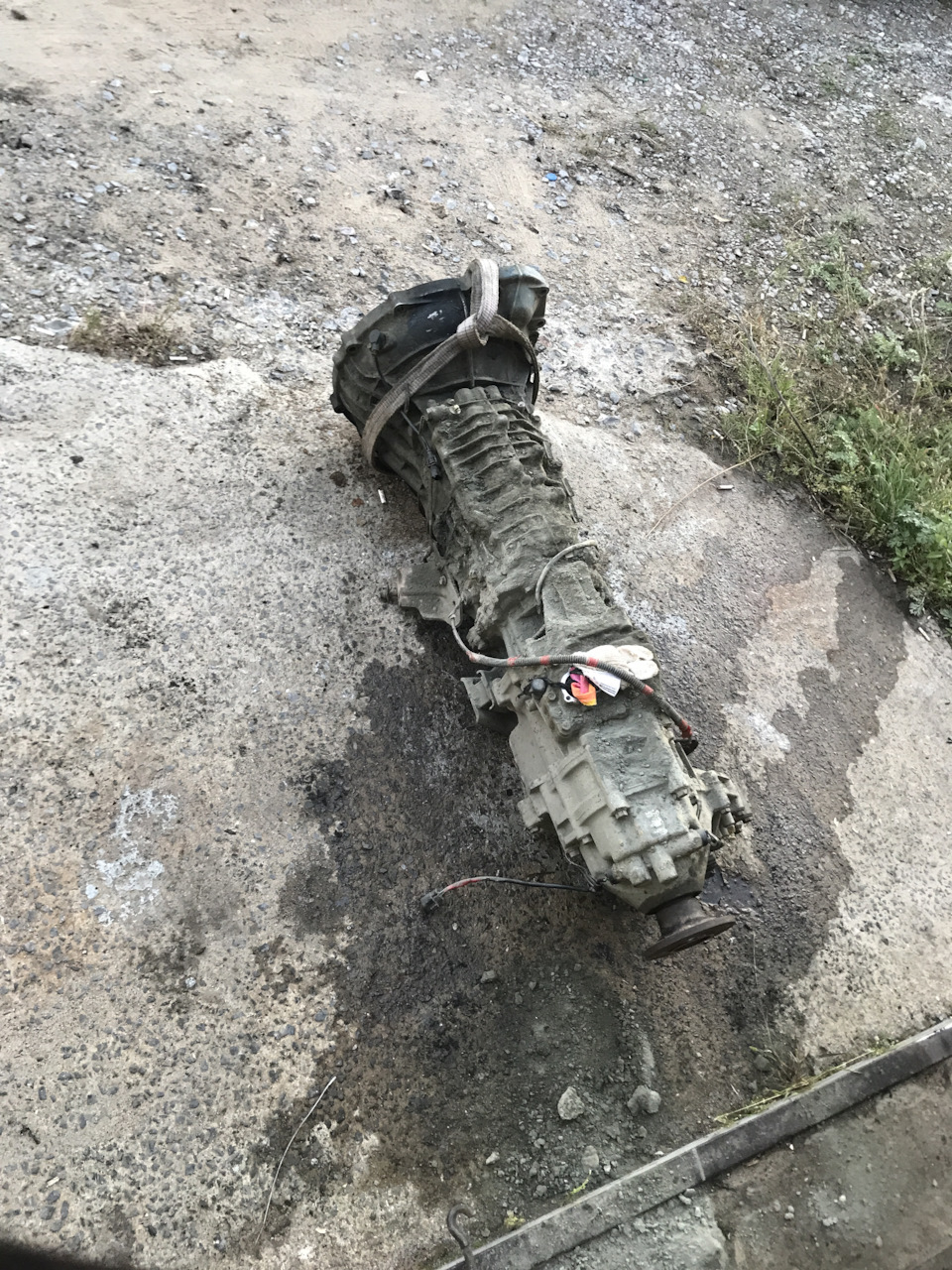 сняли коробку, тяжелая оказалась для двоих, пришлось привязать трос к торсионам и опускали на нем — Ford Ranger (2G)