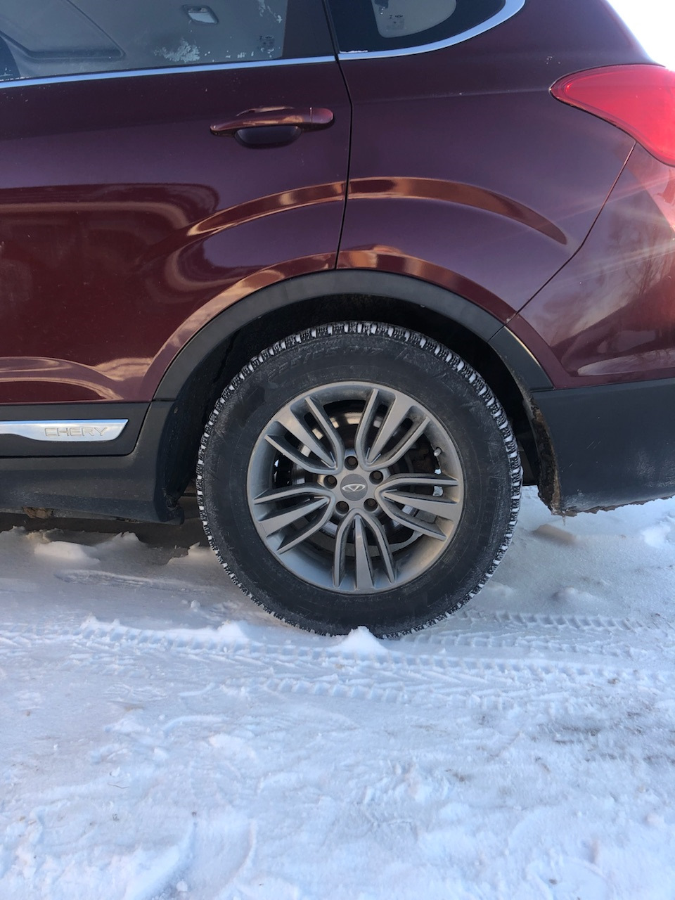 Слева — Chery Tiggo 5