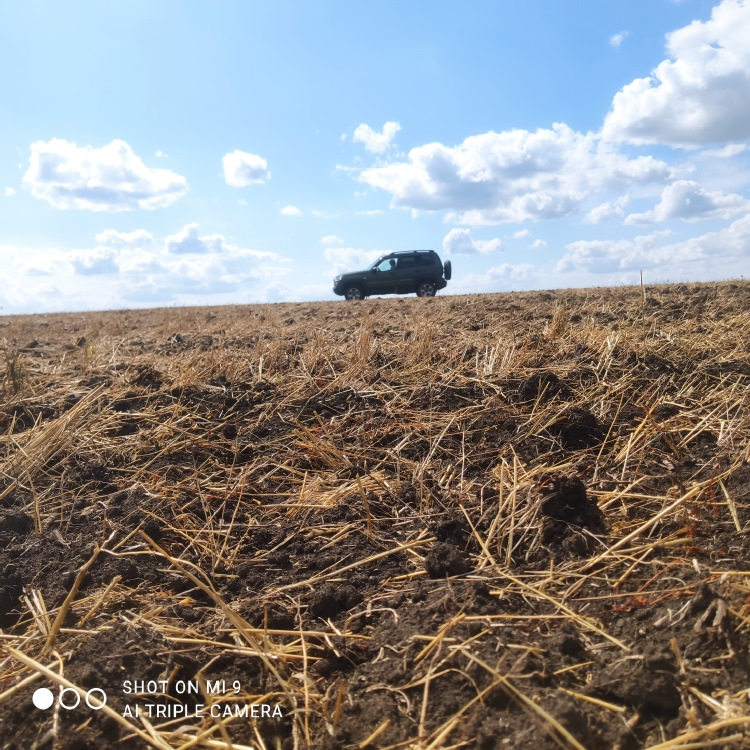 по пахоте, но только в сухую погоду — Lada Niva Travel
