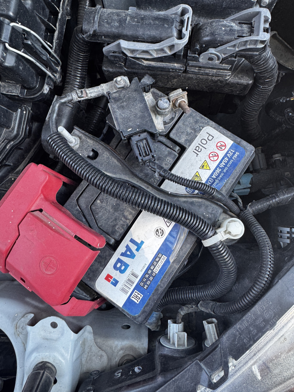 11 — Honda Fit (3G). Запчасти на фото: 230102