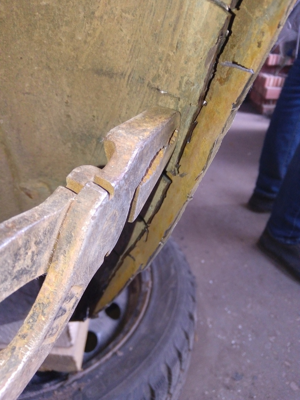 вот так выглядит прилегание к ребру по которому будет загиб — Lada 4x4 5D