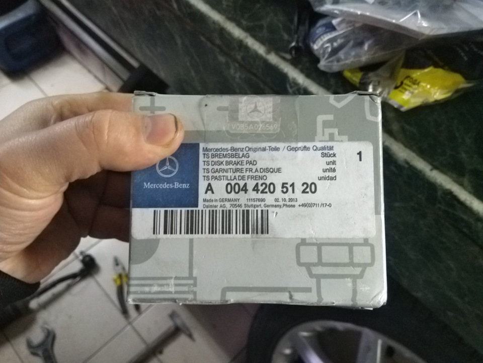 Колодки перед — Mercedes-Benz C-Class (W203). Запчасти на фото: 0044205120