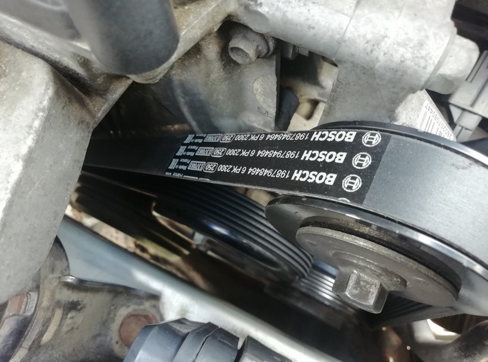 Ремень на месте — Mazda 6 (2G) GH. Запчасти на фото: 1987948464, 6PK2300