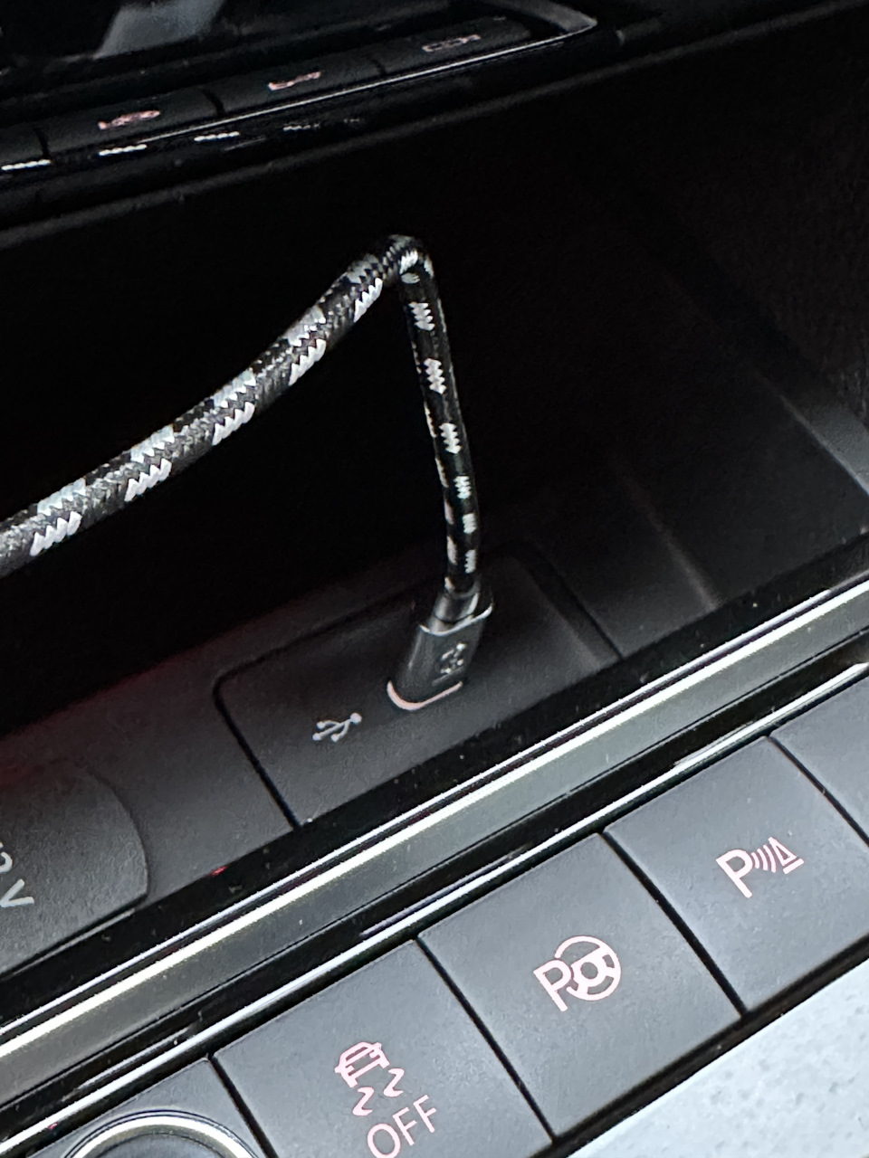 Кабель питания USB-C – Apple Lightning, Premium, 70 см 000051446BB — Volkswagen Jetta VI. Found on photo: 000051446BB