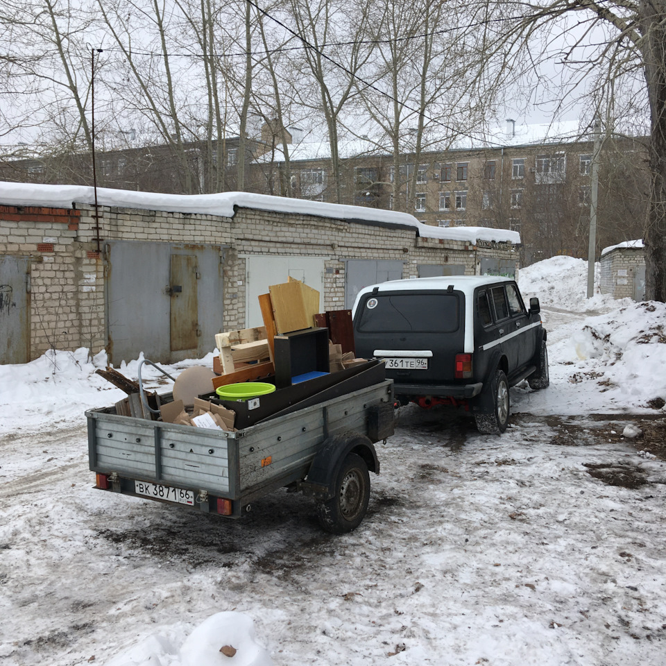 Отвез барахло в деревню — Lada 2131