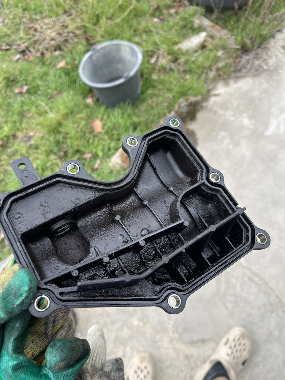грязный корпус маслопомойки — Volvo S40 (2G)