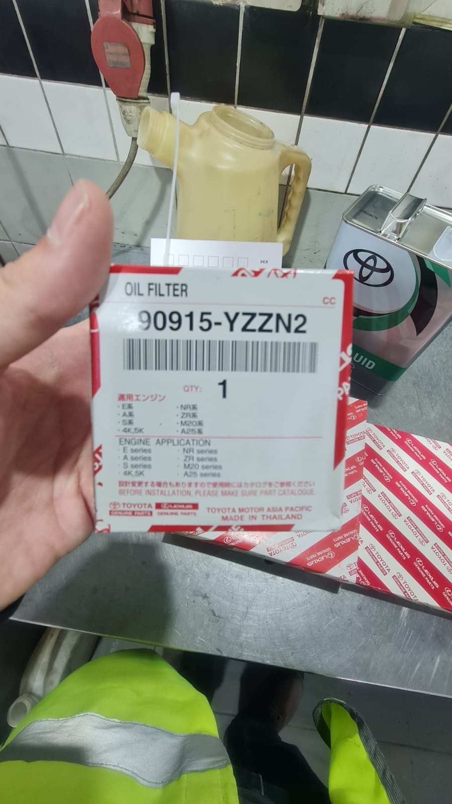 Фото в бортжурнале Toyota RAV4 (5G). Запчасти на фото: 90915YZZN2