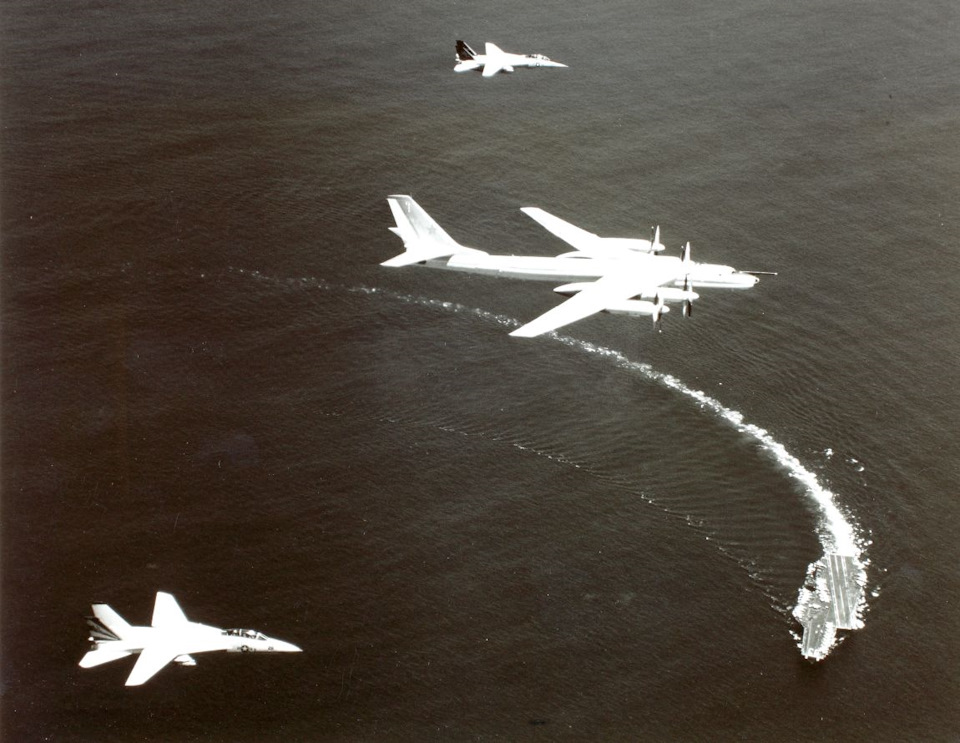Американские истребители (Grumman F-14A) сопровождают Ту-95, под ними — авианосец «Китти Хок» — Opel Vectra A