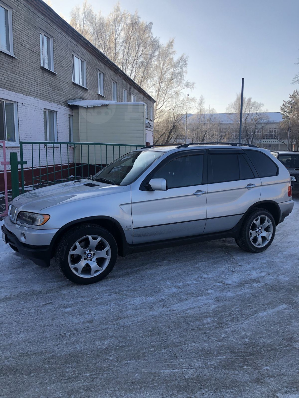 Вот такой вот был унылый внешне, бодрый по техничке 4,4i — BMW X5 (E53)