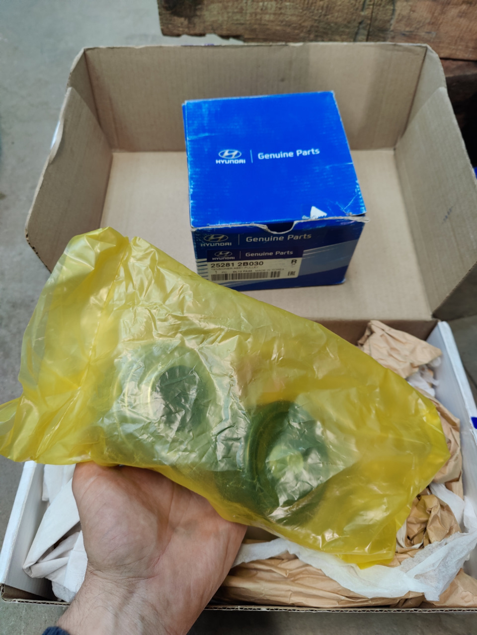 Фото в бортжурнале Hyundai Solaris (1G). Запчасти на фото: 252812B030